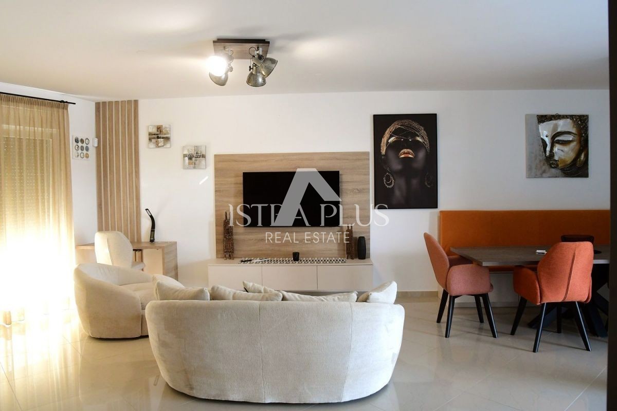 Parenzo - appartamento al piano terra con piscina privata