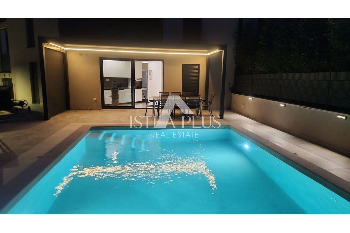 Parenzo - appartamento al piano terra con piscina privata