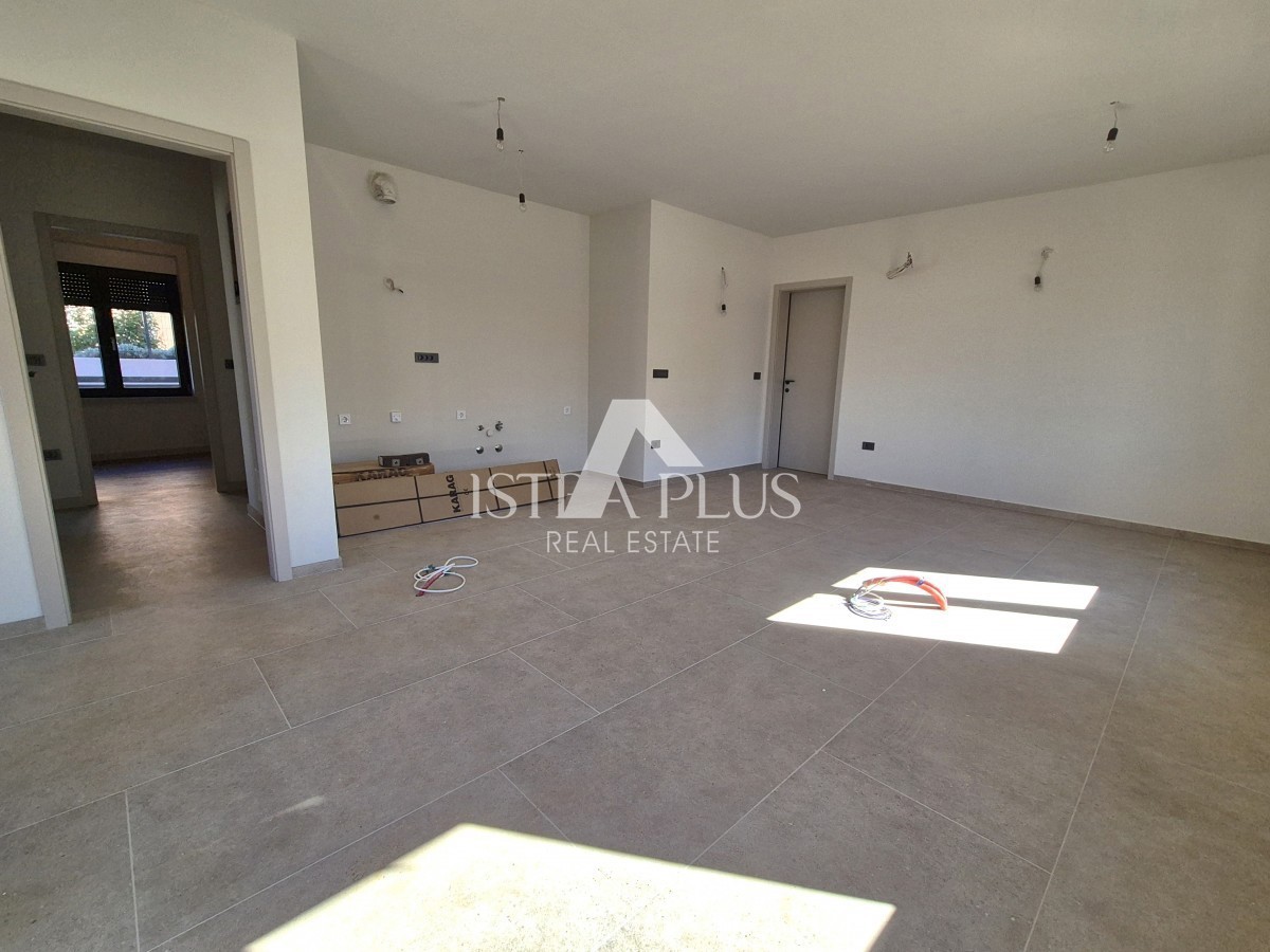 Parenzo a 1500 m dal mare - Appartamento al piano terra con cortile - edificio nuovo, moderno e di qualità!