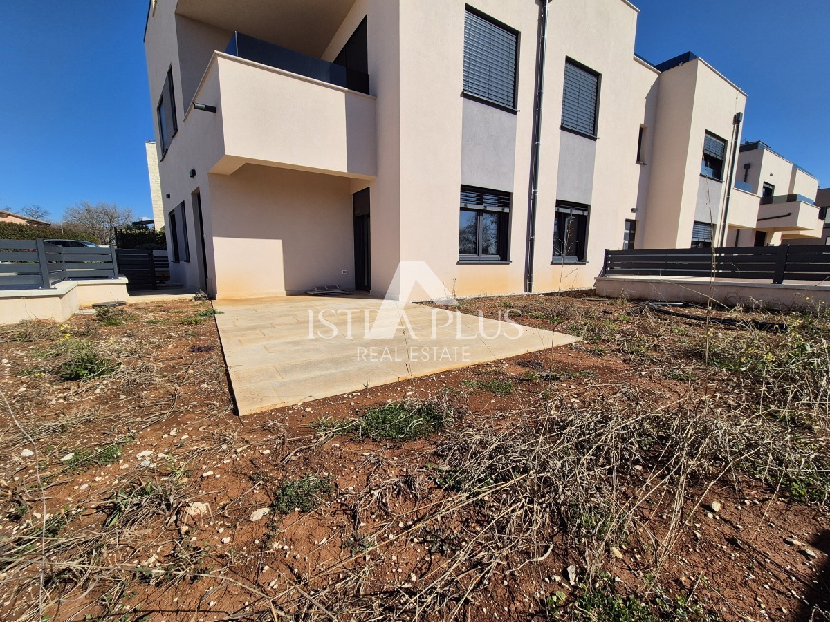 Parenzo a 1500 m dal mare - Appartamento al piano terra con cortile - edificio nuovo, moderno e di qualità!