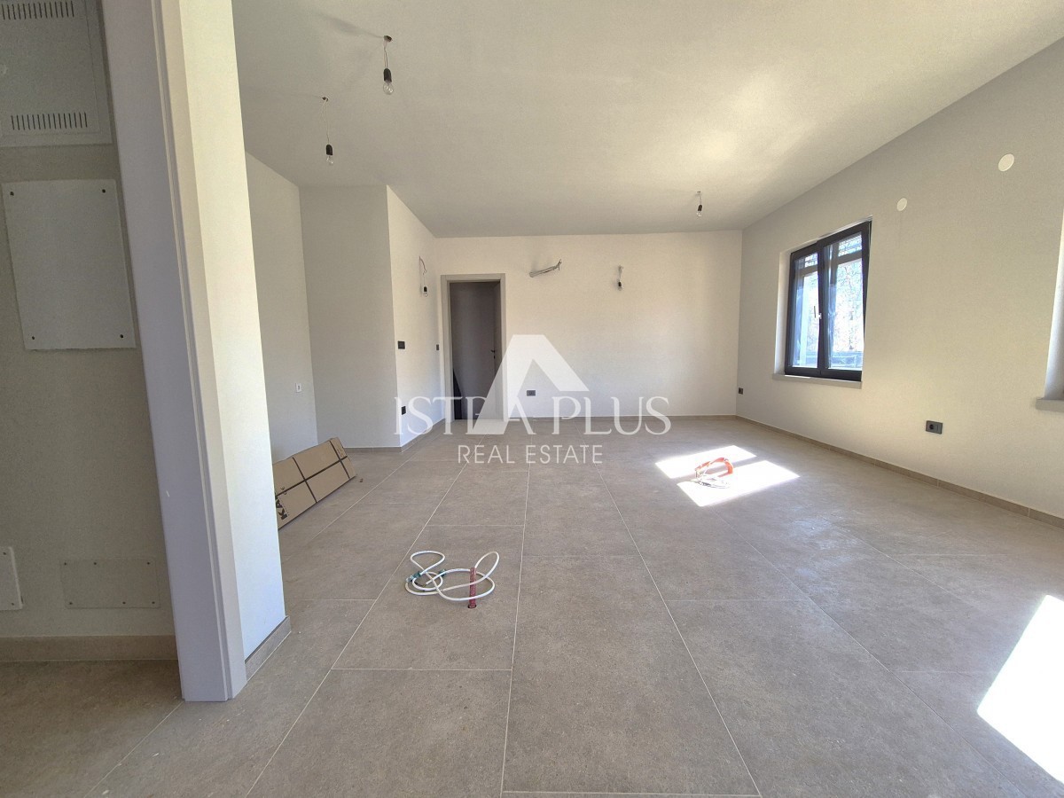 Parenzo a 1500 m dal mare - Appartamento al piano terra con cortile - edificio nuovo, moderno e di qualità!