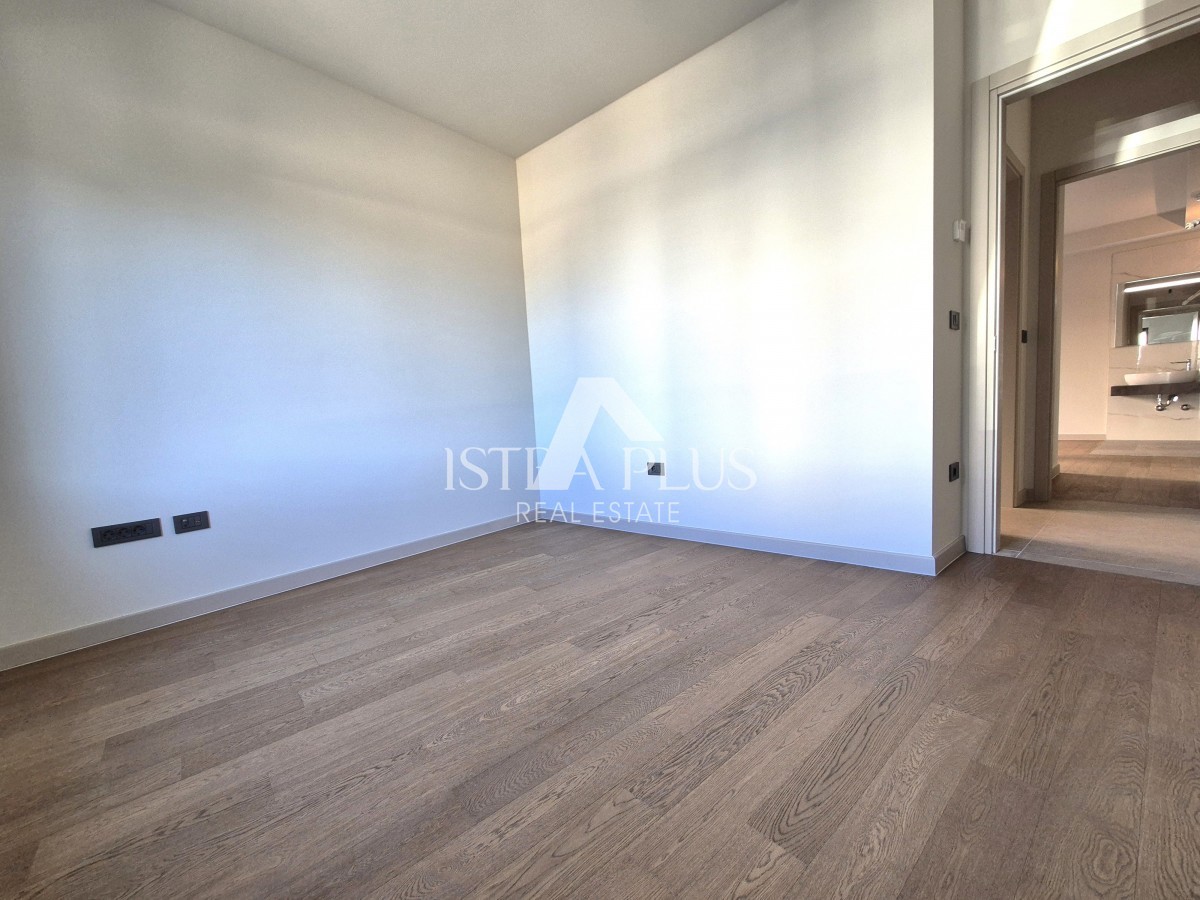 Parenzo a 1500 m dal mare - Appartamento al piano terra con cortile - edificio nuovo, moderno e di qualità!