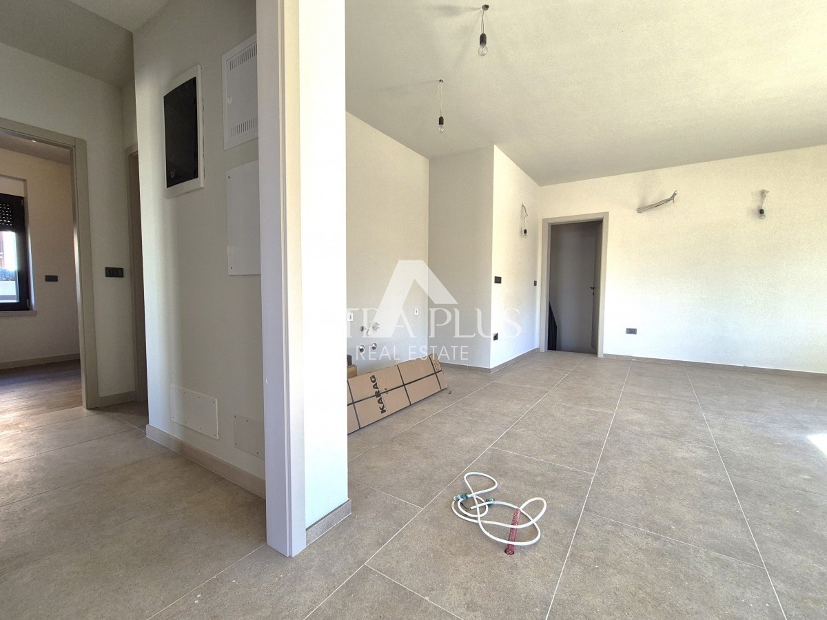 Parenzo a 1500 m dal mare - Appartamento al piano terra con cortile - edificio nuovo, moderno e di qualità!