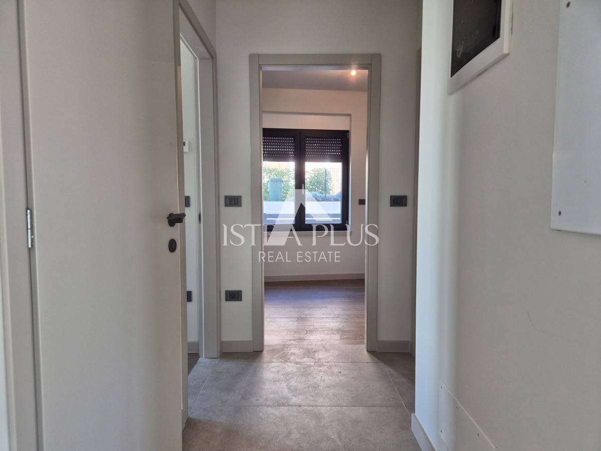 Parenzo a 1500 m dal mare - Appartamento al piano terra con cortile - edificio nuovo, moderno e di qualità!