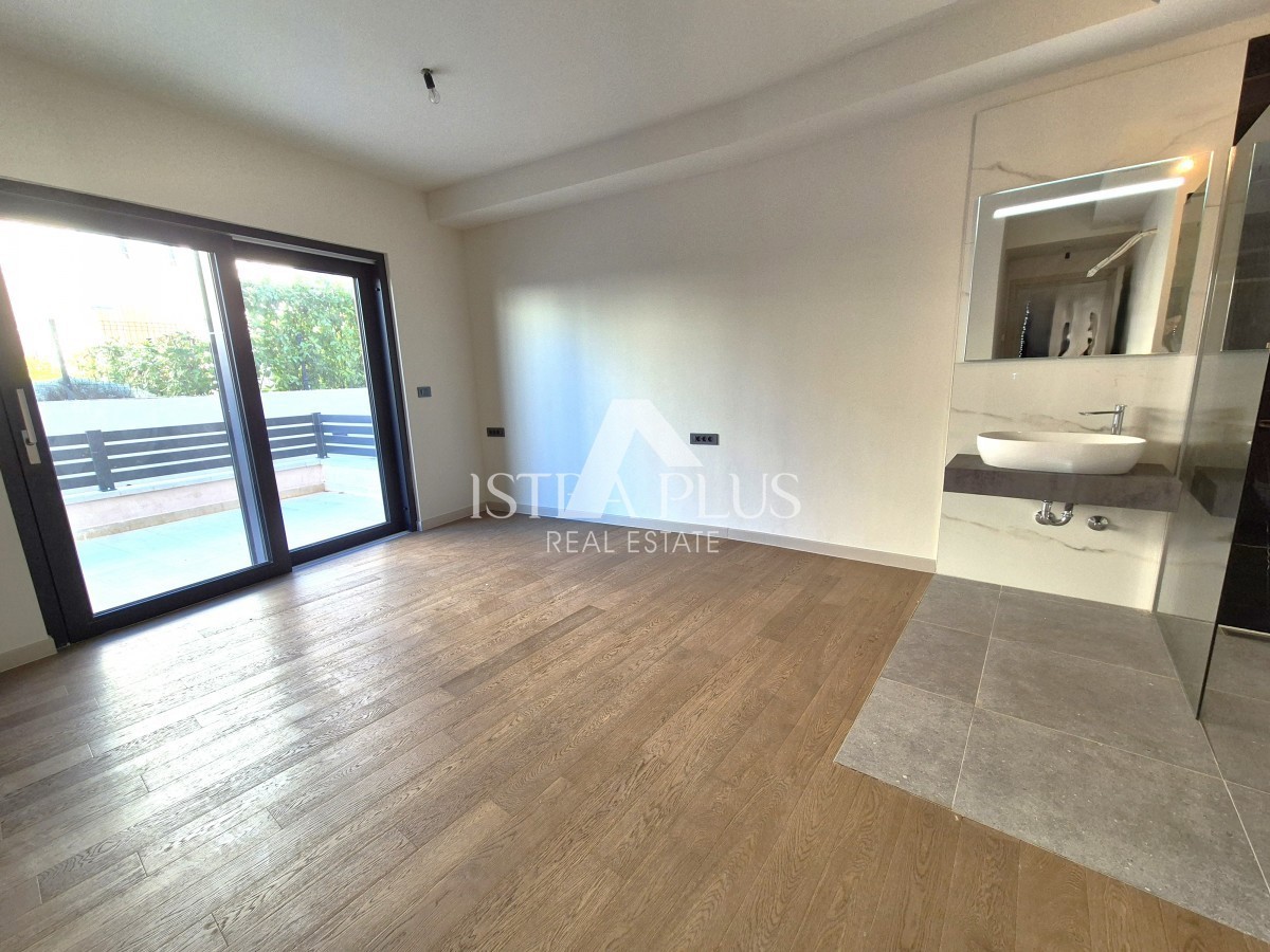 Parenzo a 1500 m dal mare - Appartamento al piano terra con cortile - edificio nuovo, moderno e di qualità!