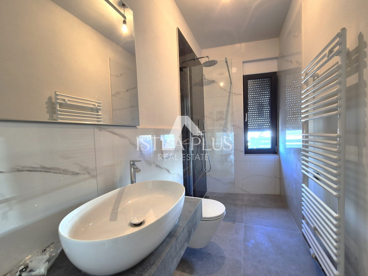 Parenzo a 1500 m dal mare - Appartamento al piano terra con cortile - edificio nuovo, moderno e di qualità!