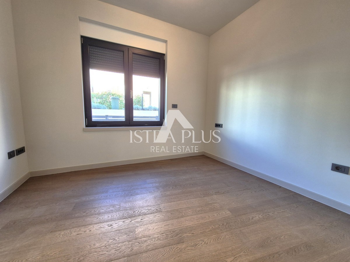 Parenzo a 1500 m dal mare - Appartamento al piano terra con cortile - edificio nuovo, moderno e di qualità!