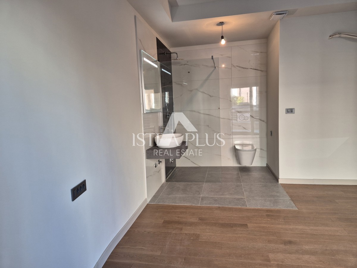 Parenzo a 1500 m dal mare - Appartamento al piano terra con cortile - edificio nuovo, moderno e di qualità!