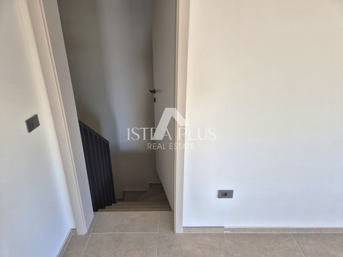 Parenzo a 1500 m dal mare - Appartamento al piano terra con cortile - edificio nuovo, moderno e di qualità!