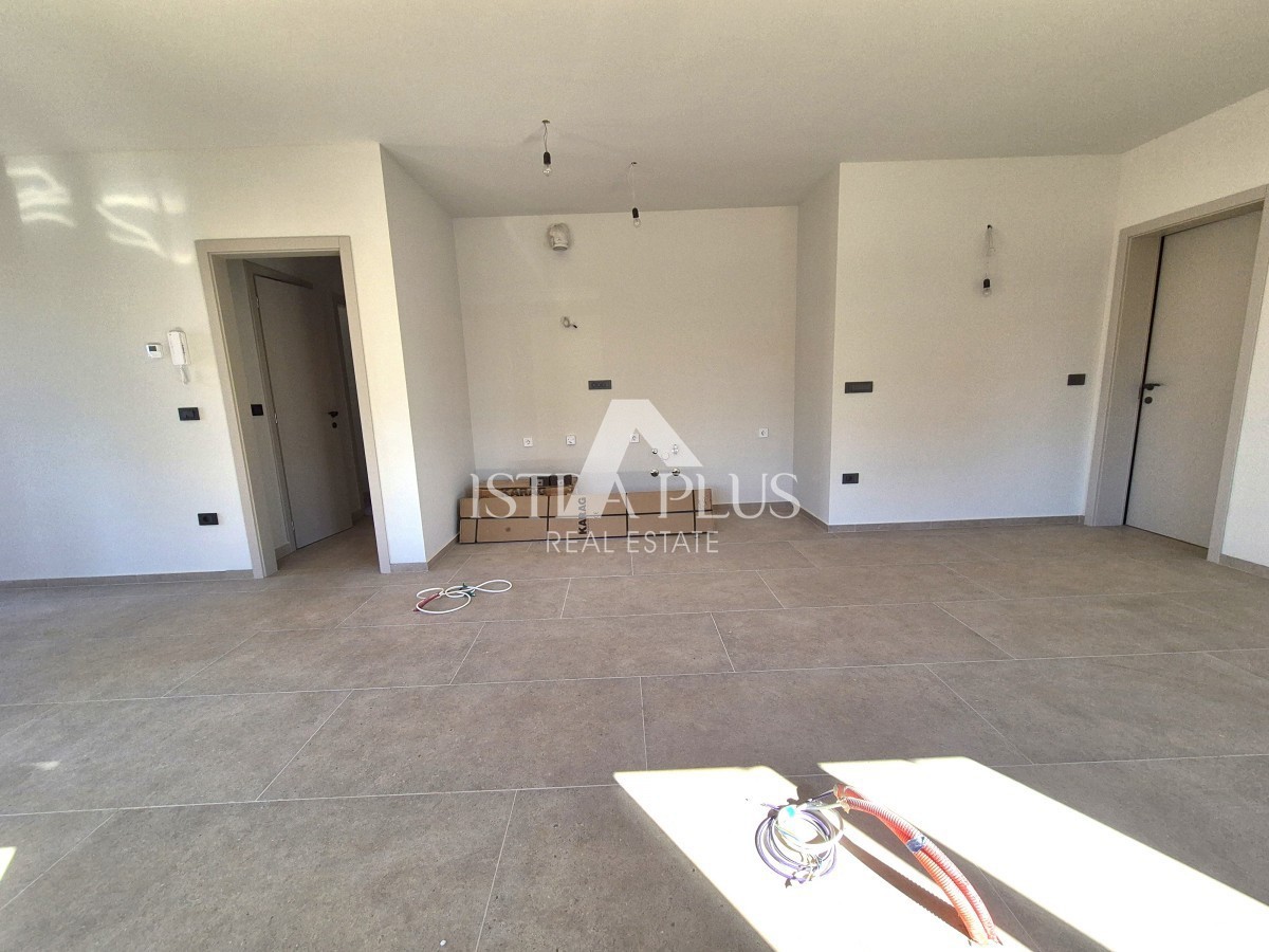 Parenzo a 1500 m dal mare - Appartamento al piano terra con cortile - edificio nuovo, moderno e di qualità!