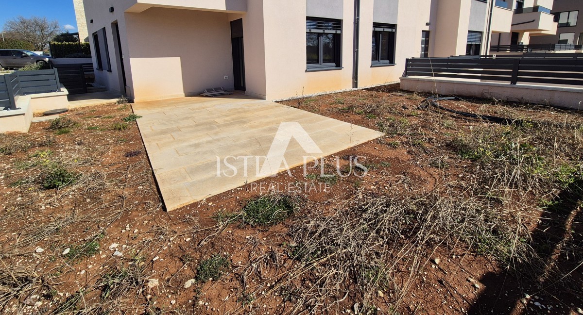 Parenzo a 1500 m dal mare - Appartamento al piano terra con cortile - edificio nuovo, moderno e di qualità!