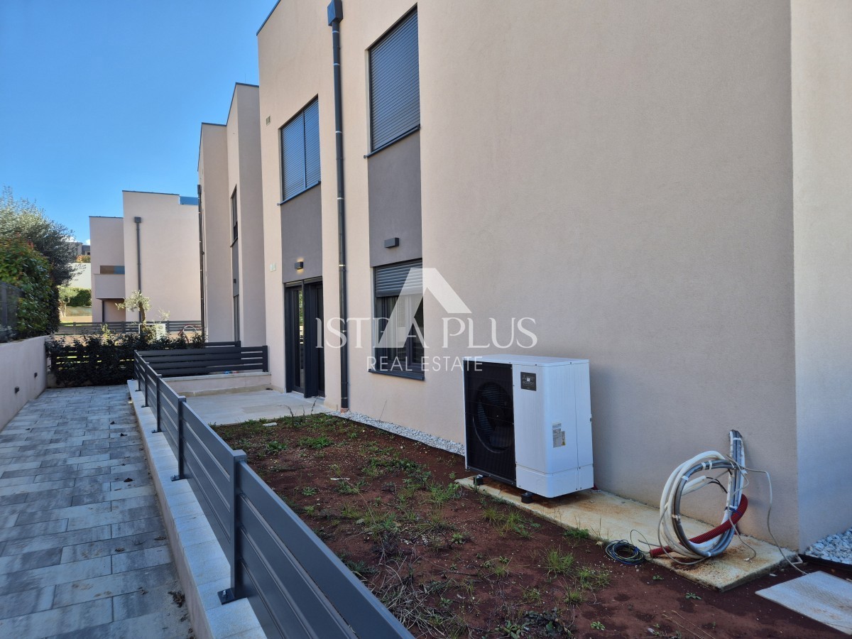 Parenzo a 1500 m dal mare - Appartamento al piano terra con cortile - edificio nuovo, moderno e di qualità!