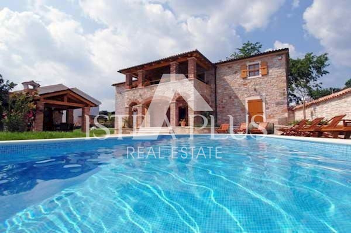 BELLA VILLA IN PIETRA CON PISCINA E CUCINA ESTIVA