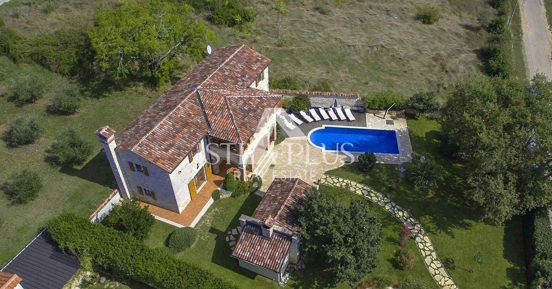 BELLA VILLA IN PIETRA CON PISCINA E CUCINA ESTIVA