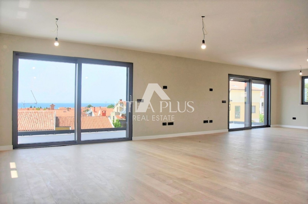 Attico esclusivo con vista su Parenzo e sul mare, 5 camere da letto e garage