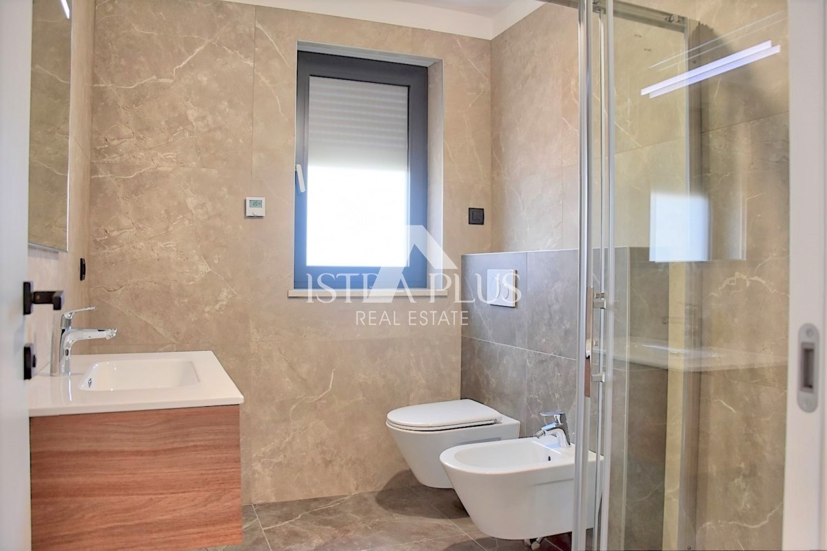 Attico esclusivo con vista su Parenzo e sul mare, 5 camere da letto e garage