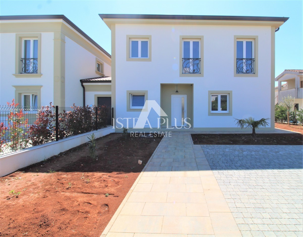 Nuova bellissima villa con piscina e vista mare