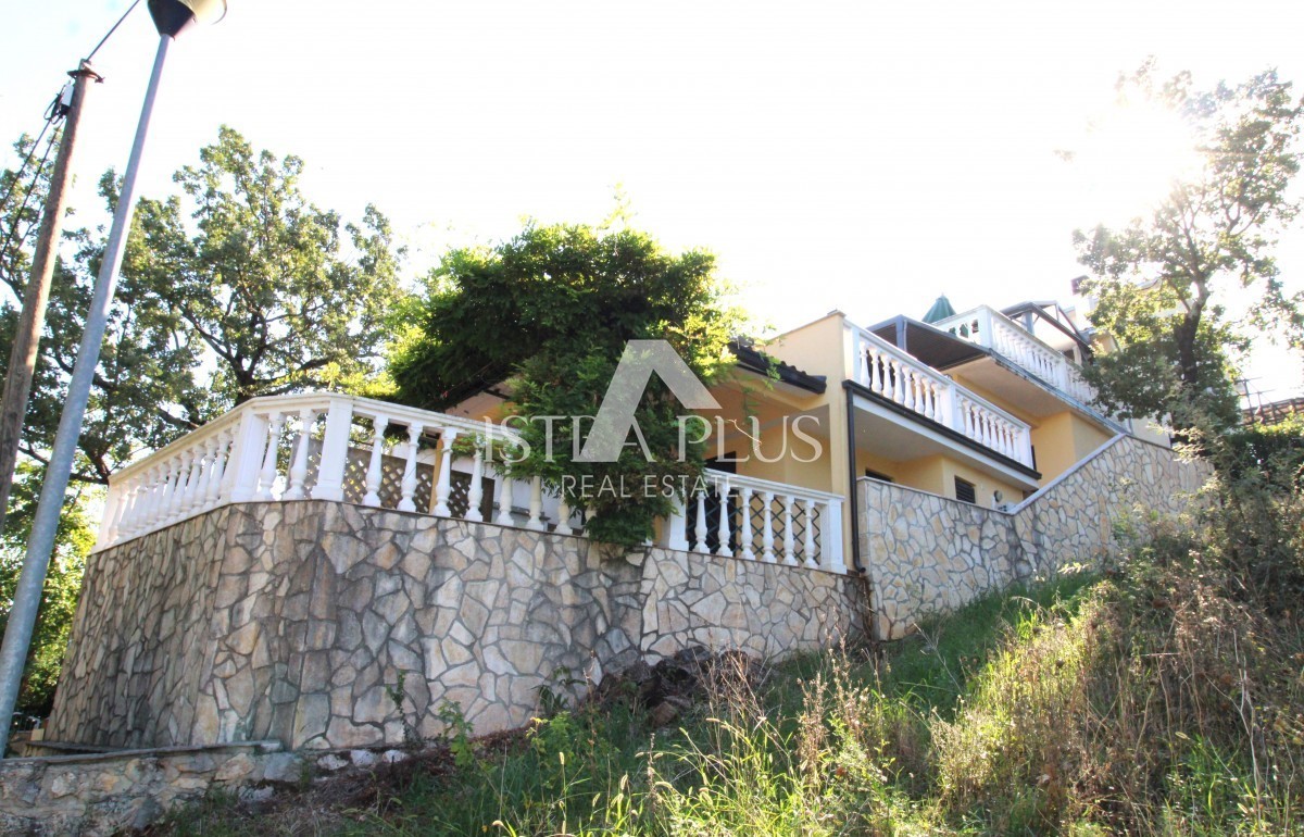 Una casa con tre appartamenti e vista mare aperta, a 2 km dal mare!