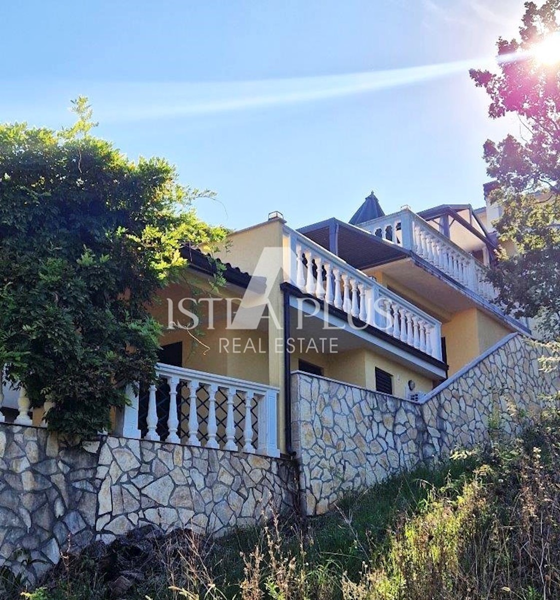Una casa con tre appartamenti e vista mare aperta, a 2 km dal mare!