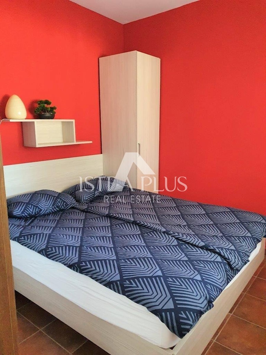Una casa con tre appartamenti e vista mare aperta, a 2 km dal mare!