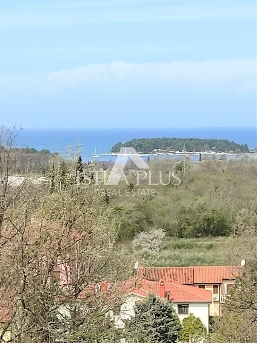 Una casa con tre appartamenti e vista mare aperta, a 2 km dal mare!