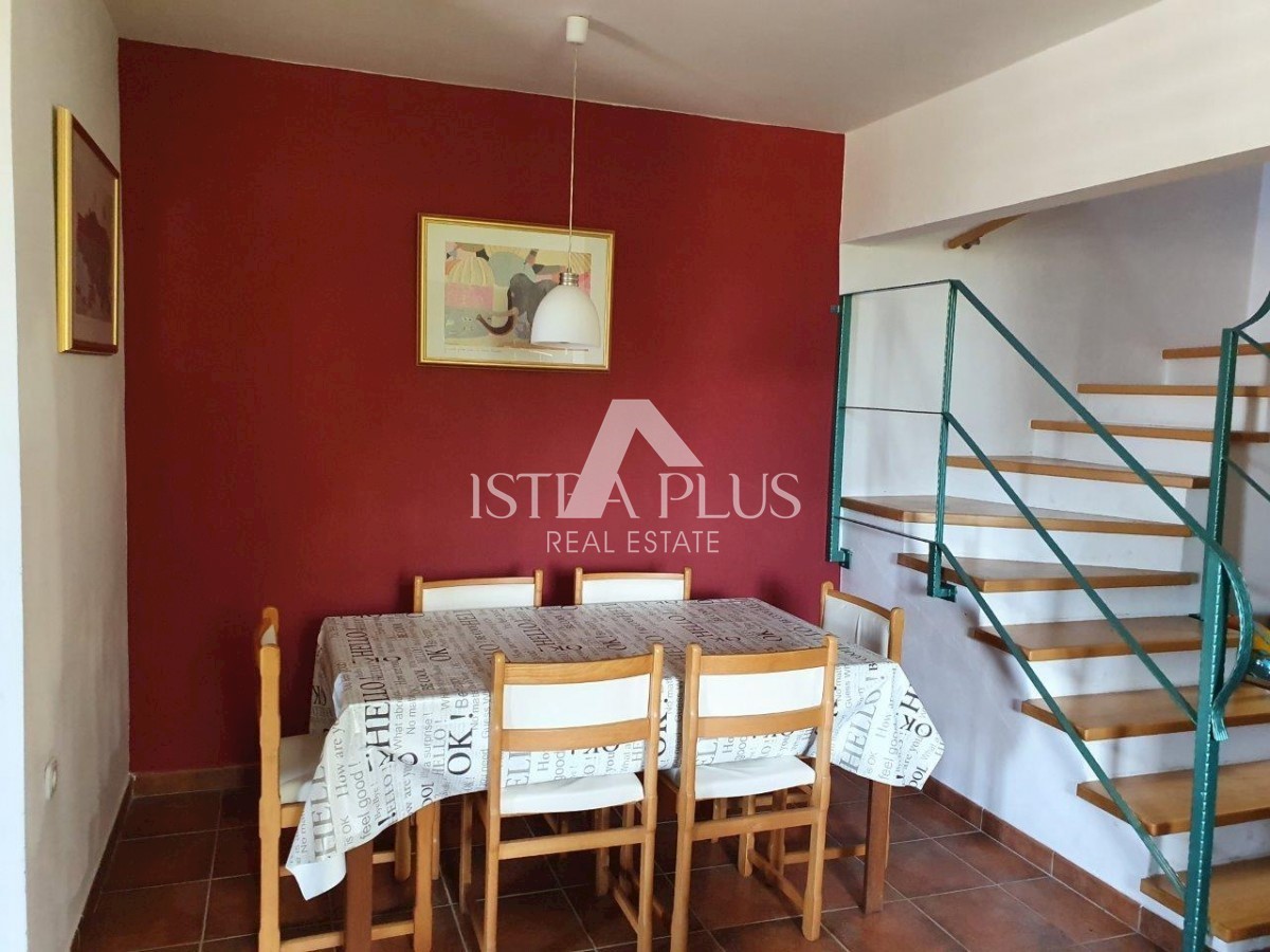 Una casa con tre appartamenti e vista mare aperta, a 2 km dal mare!
