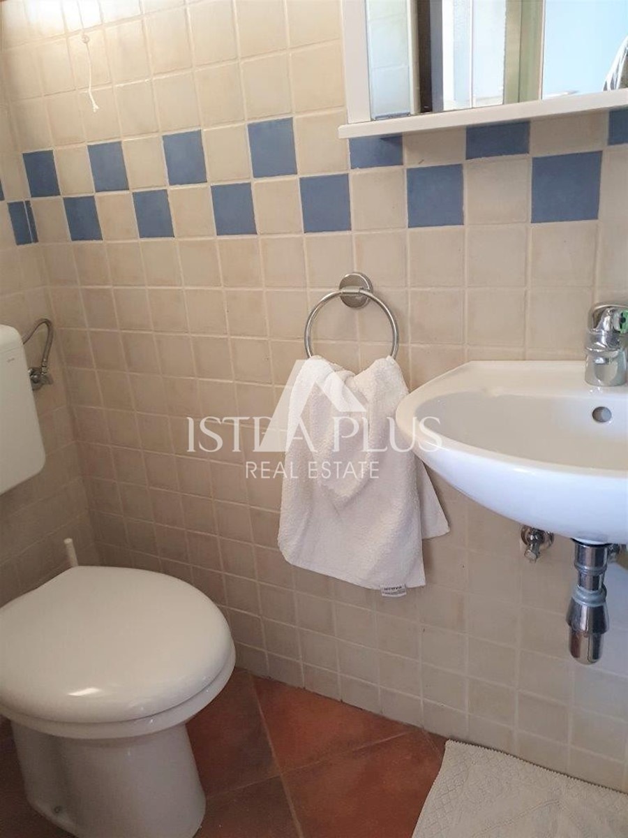Una casa con tre appartamenti e vista mare aperta, a 2 km dal mare!