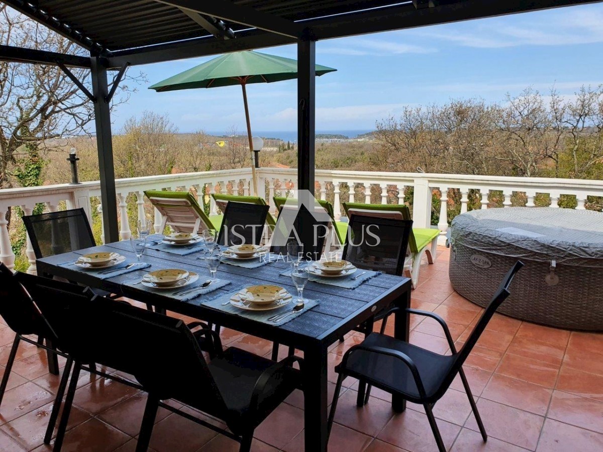 Una casa con tre appartamenti e vista mare aperta, a 2 km dal mare!