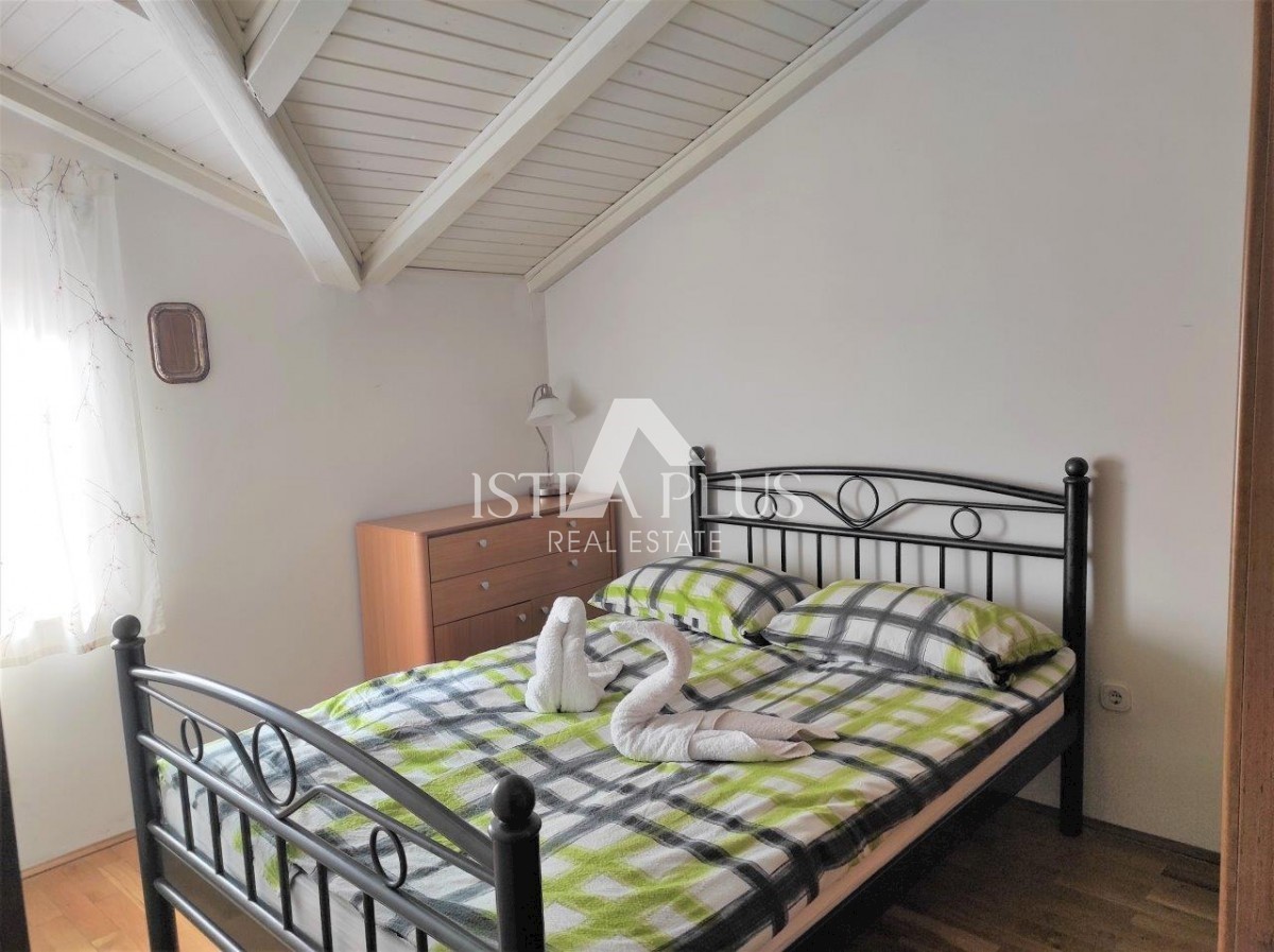 Una casa con tre appartamenti e vista mare aperta, a 2 km dal mare!
