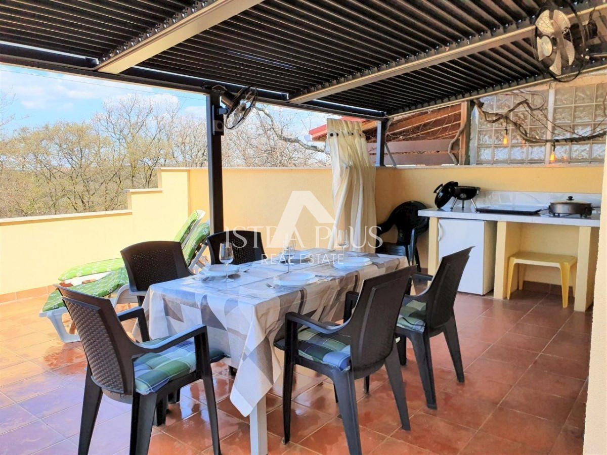 Una casa con tre appartamenti e vista mare aperta, a 2 km dal mare!