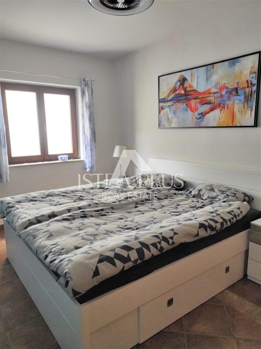 Una casa con tre appartamenti e vista mare aperta, a 2 km dal mare!
