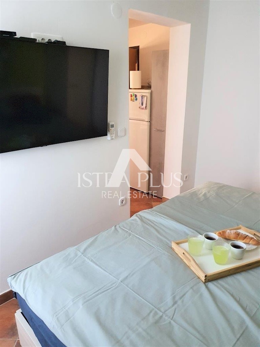 Una casa con tre appartamenti e vista mare aperta, a 2 km dal mare!