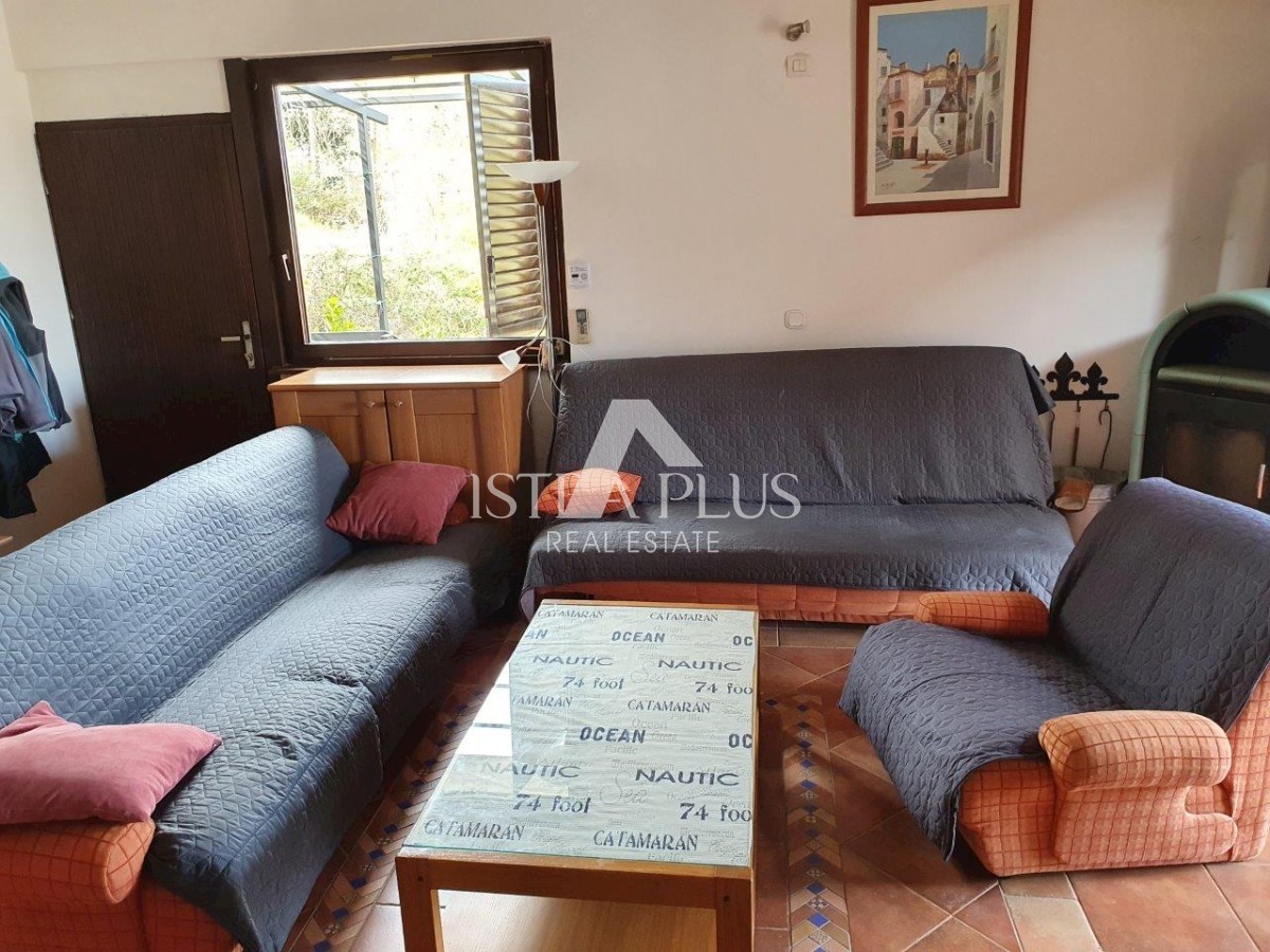 Una casa con tre appartamenti e vista mare aperta, a 2 km dal mare!