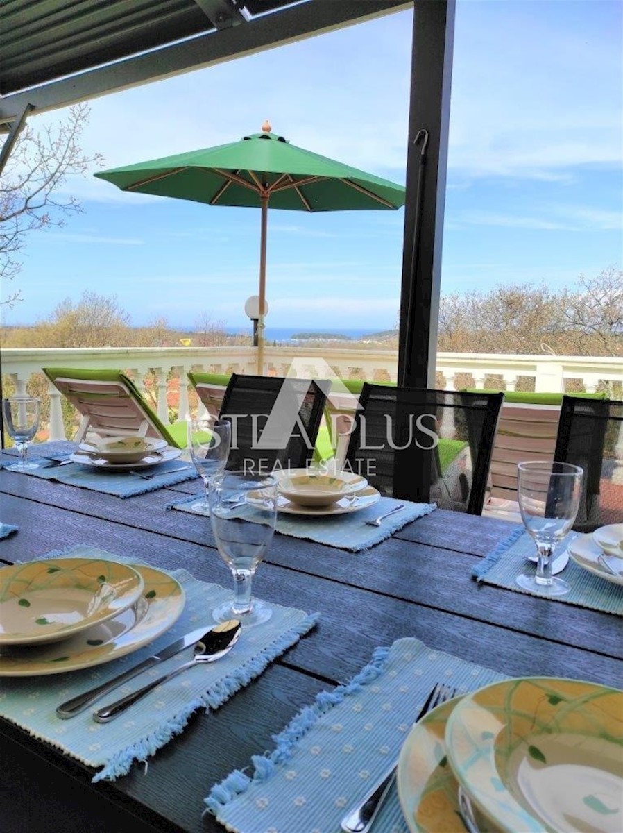Una casa con tre appartamenti e vista mare aperta, a 2 km dal mare!