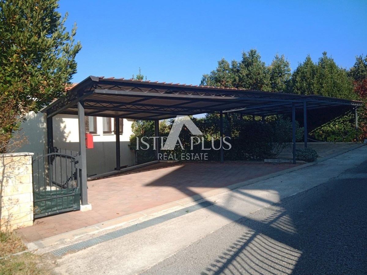 Una casa con tre appartamenti e vista mare aperta, a 2 km dal mare!
