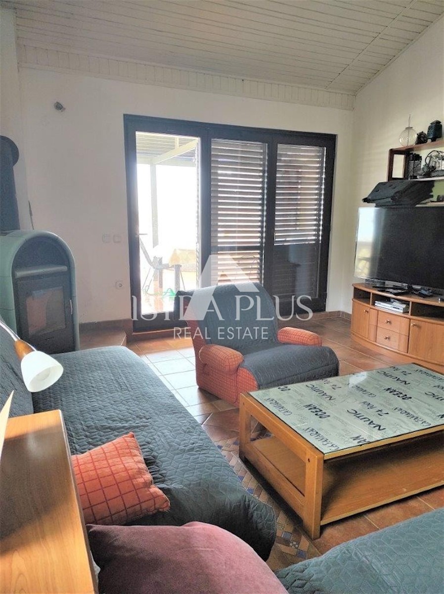 Una casa con tre appartamenti e vista mare aperta, a 2 km dal mare!