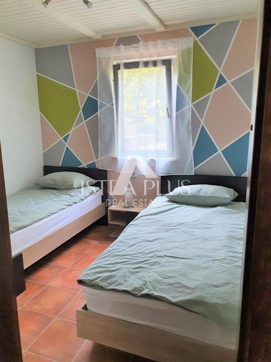 Una casa con tre appartamenti e vista mare aperta, a 2 km dal mare!