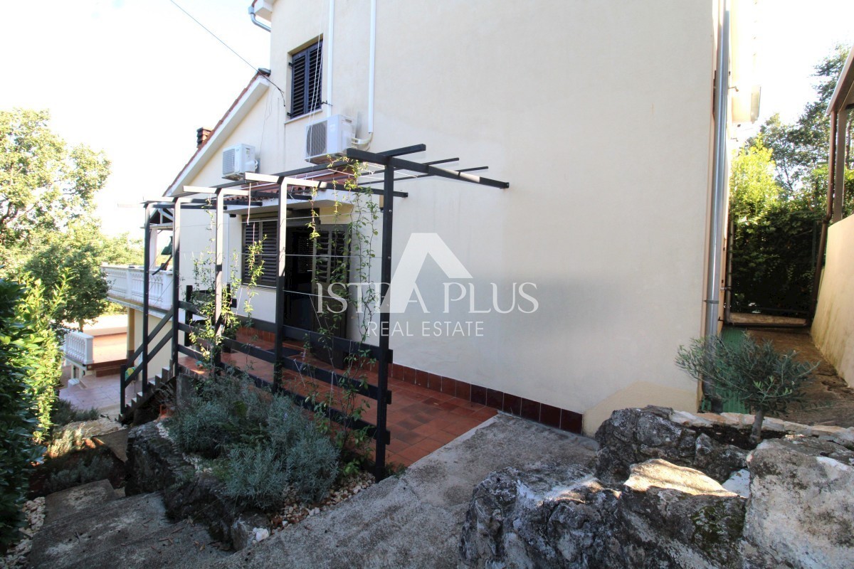 Una casa con tre appartamenti e vista mare aperta, a 2 km dal mare!