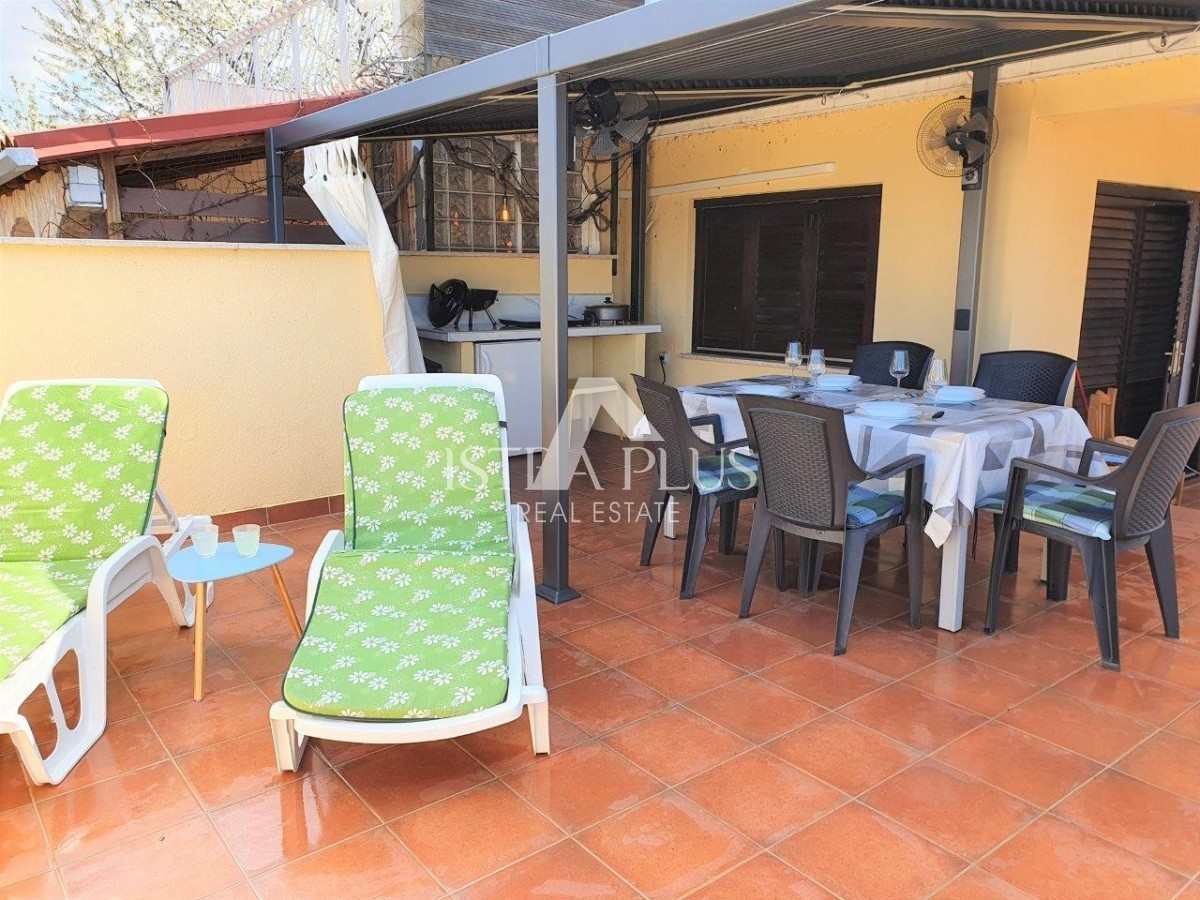 Una casa con tre appartamenti e vista mare aperta, a 2 km dal mare!