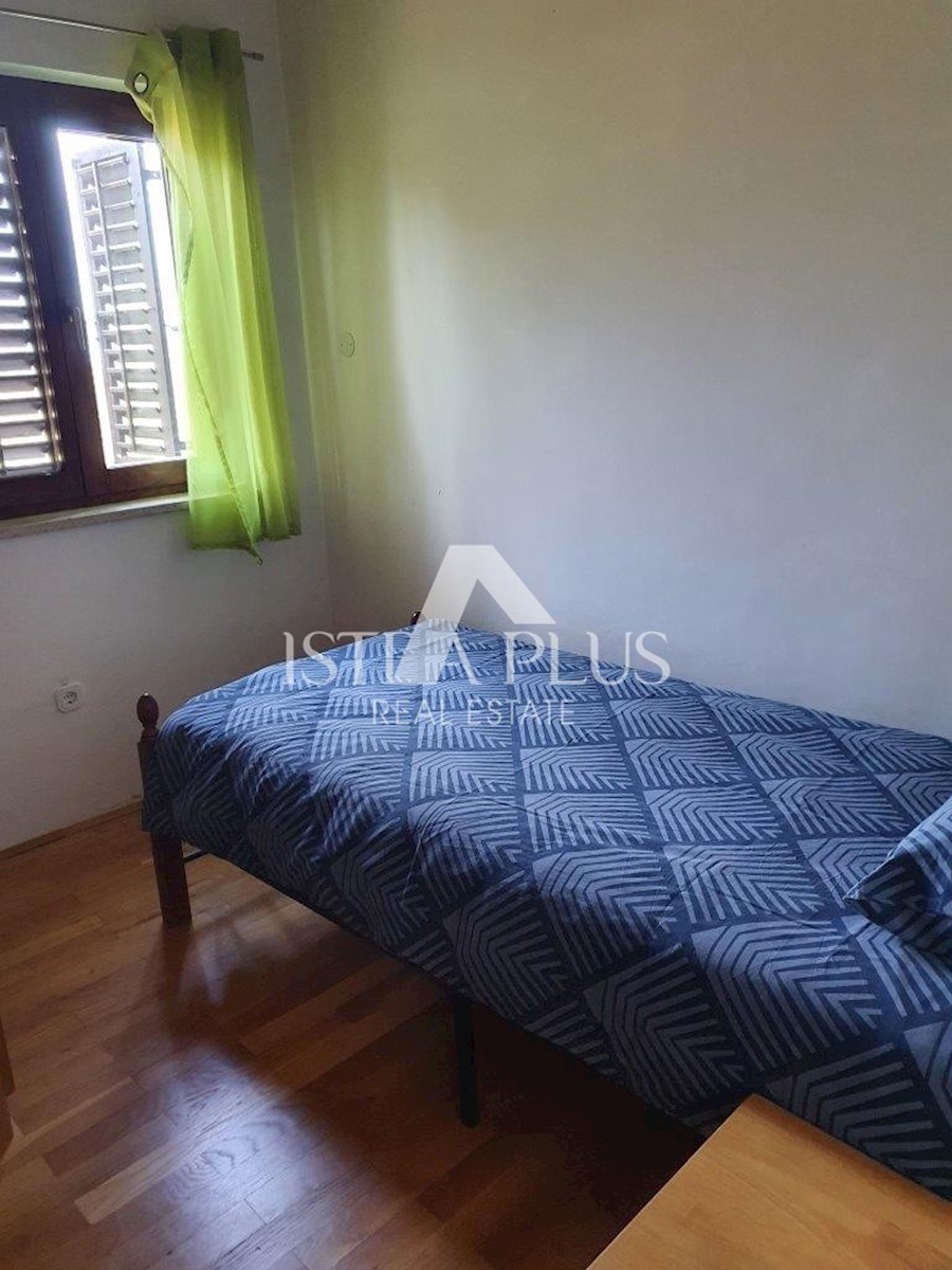Una casa con tre appartamenti e vista mare aperta, a 2 km dal mare!