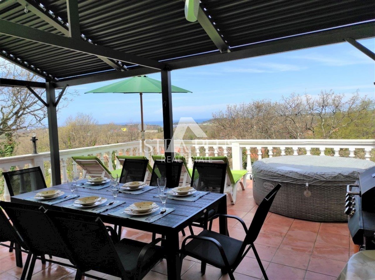 Una casa con tre appartamenti e vista mare aperta, a 2 km dal mare!