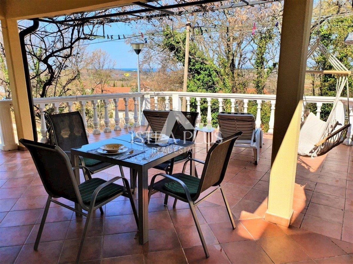 Una casa con tre appartamenti e vista mare aperta, a 2 km dal mare!