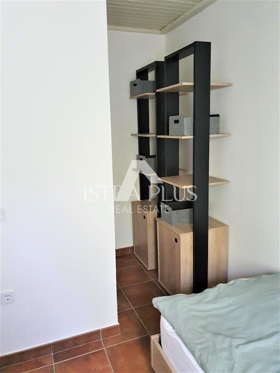 Una casa con tre appartamenti e vista mare aperta, a 2 km dal mare!