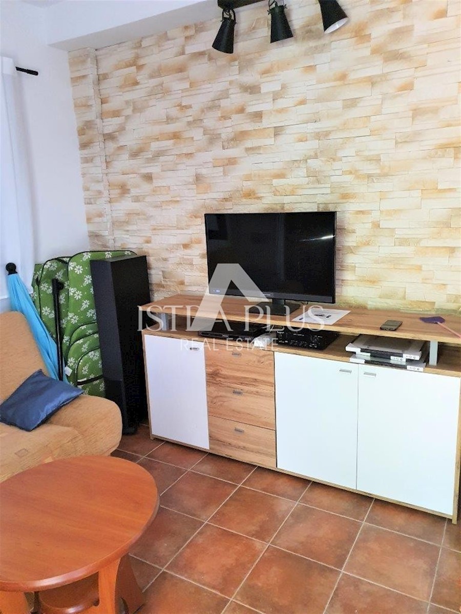 Una casa con tre appartamenti e vista mare aperta, a 2 km dal mare!