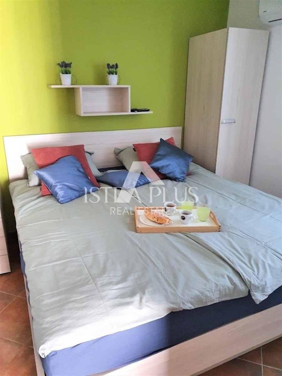 Una casa con tre appartamenti e vista mare aperta, a 2 km dal mare!