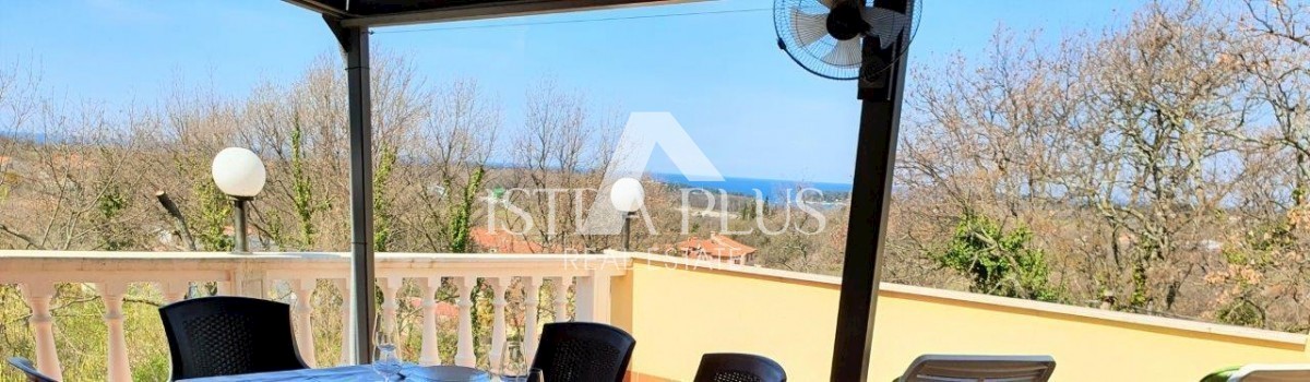 Una casa con tre appartamenti e vista mare aperta, a 2 km dal mare!