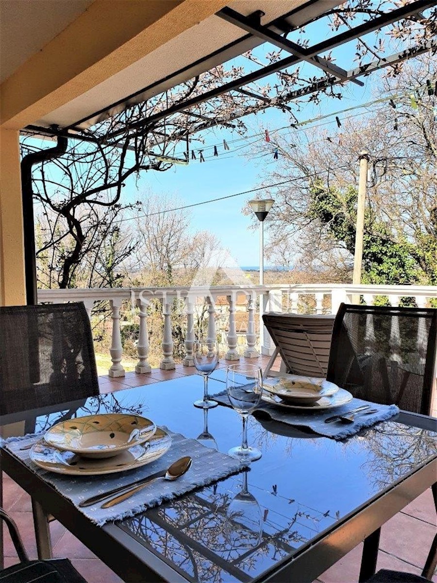 Una casa con tre appartamenti e vista mare aperta, a 2 km dal mare!