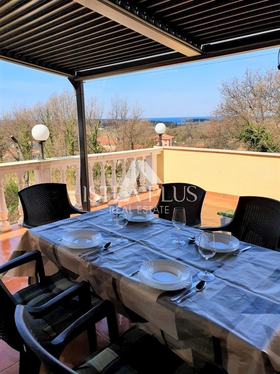 Una casa con tre appartamenti e vista mare aperta, a 2 km dal mare!