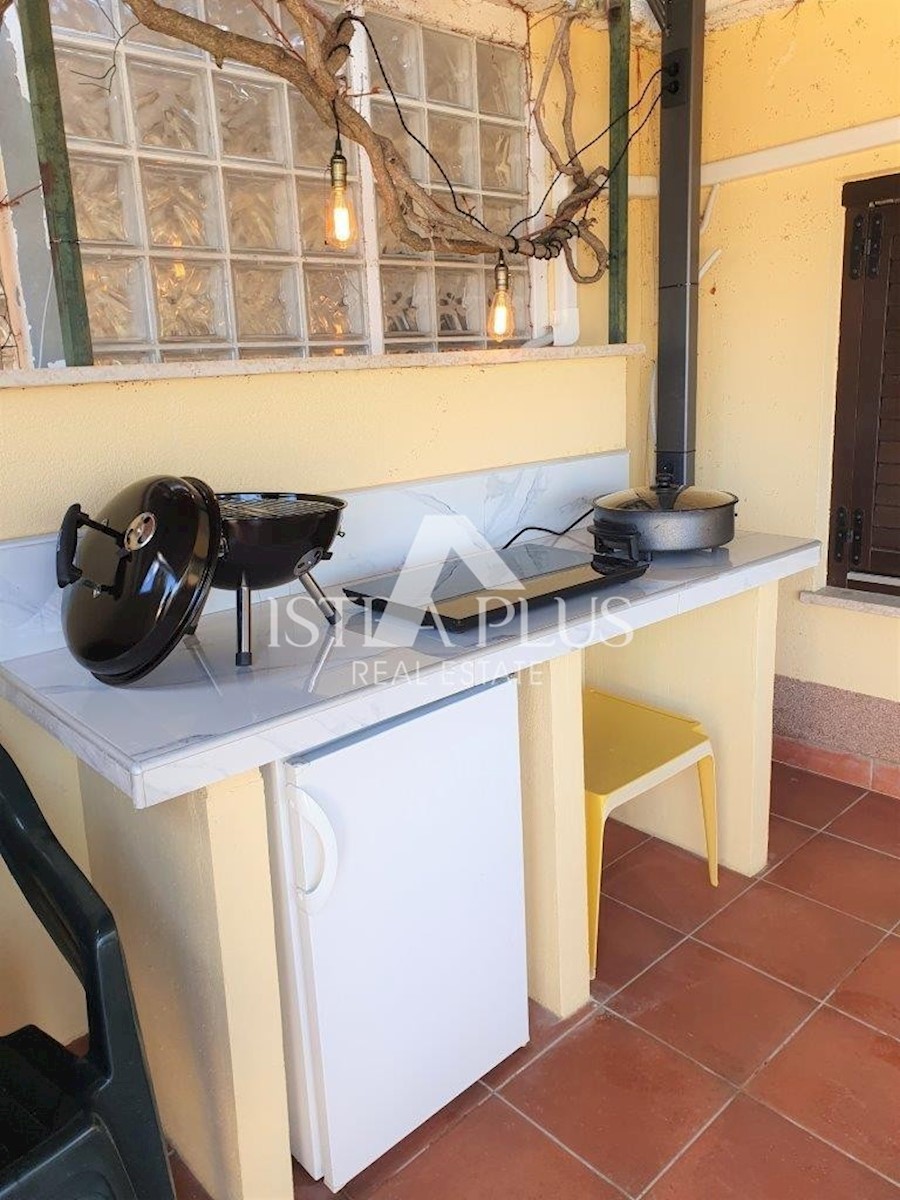 Una casa con tre appartamenti e vista mare aperta, a 2 km dal mare!