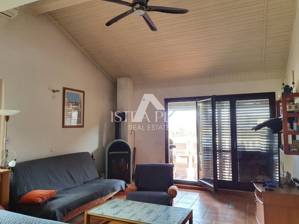 Una casa con tre appartamenti e vista mare aperta, a 2 km dal mare!